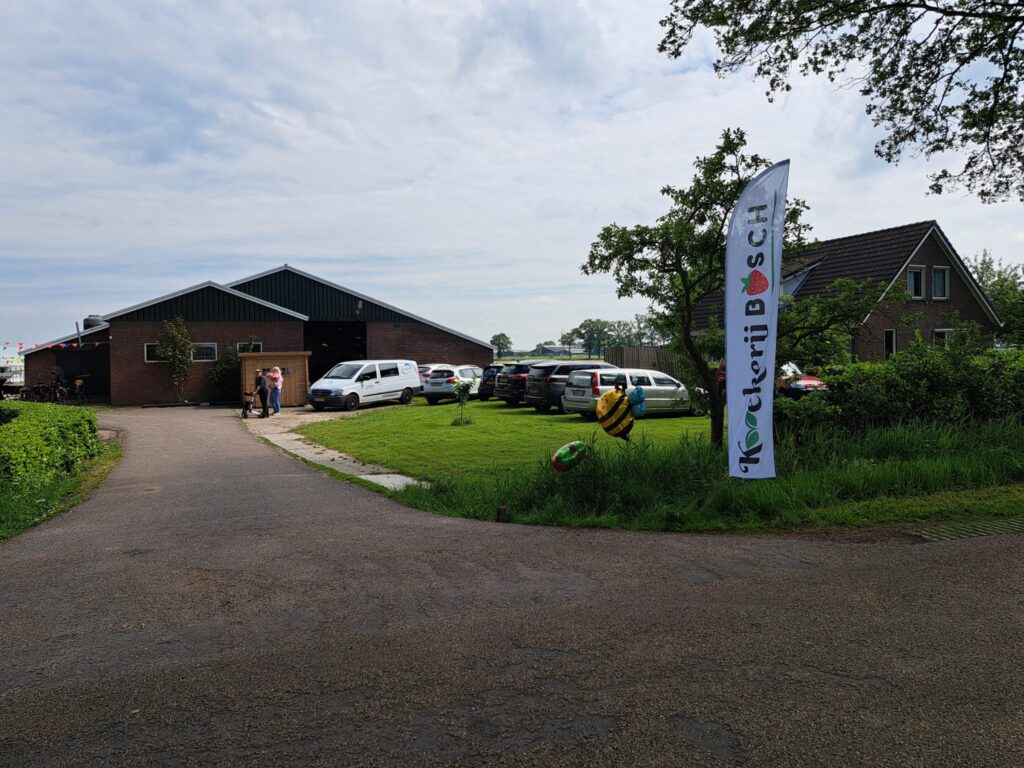 Vooraanzicht aardbeien kwekerij bosch in Luttenberg