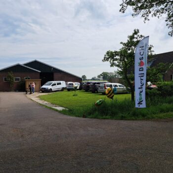 Vooraanzicht aardbeien kwekerij bosch in Luttenberg