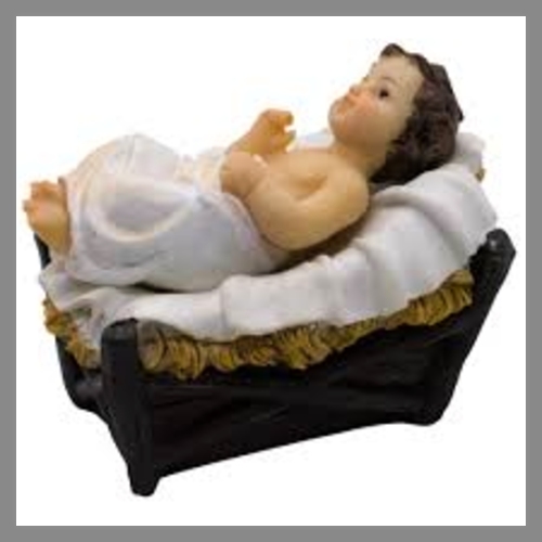 Een afbeelding van een beeldje van een pasgeboren baby in een wieg, bedekt met een doek.